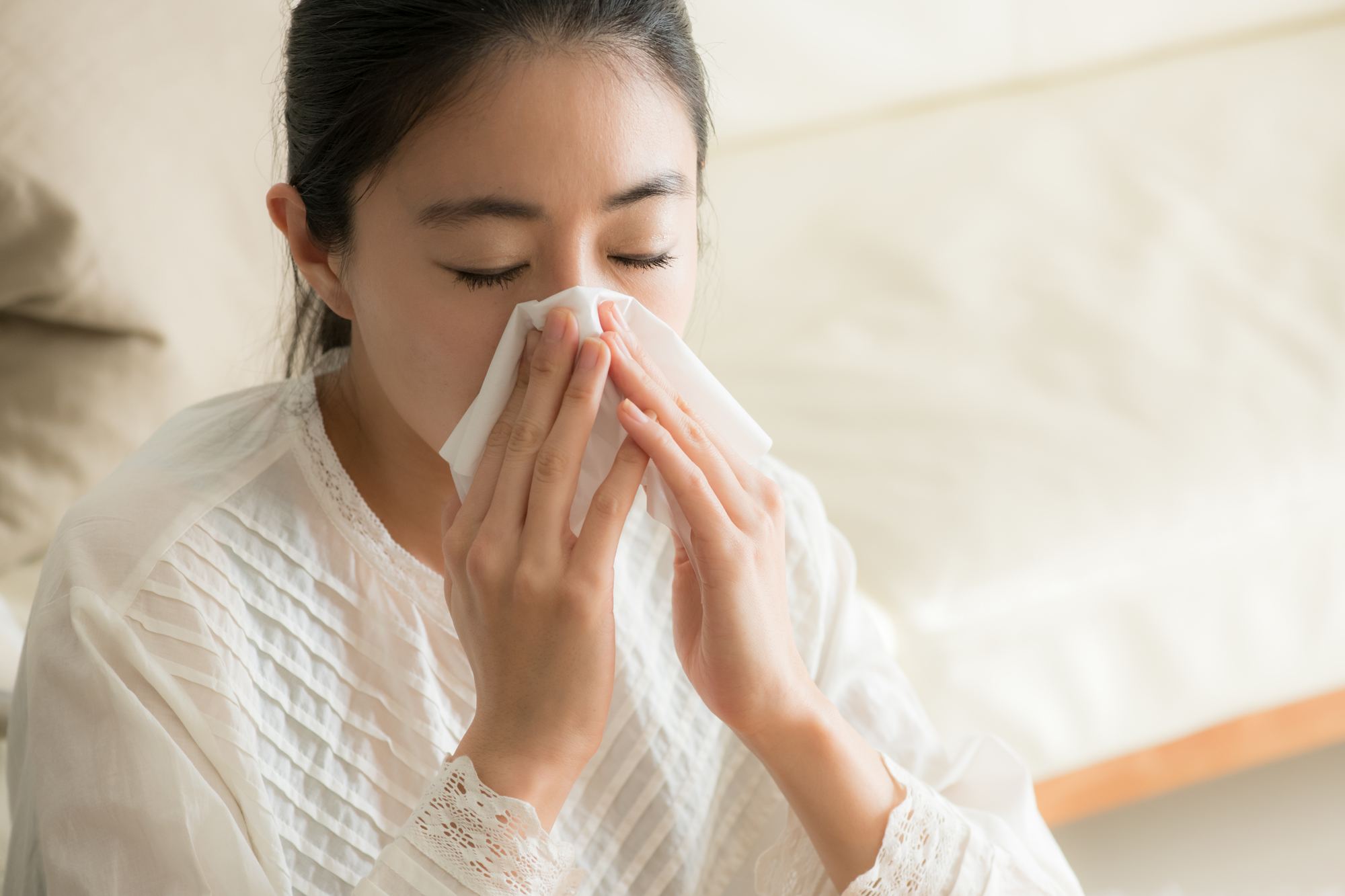 鼻をかむ女性